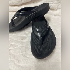 Oofos, women’s sandals, size 9, Black